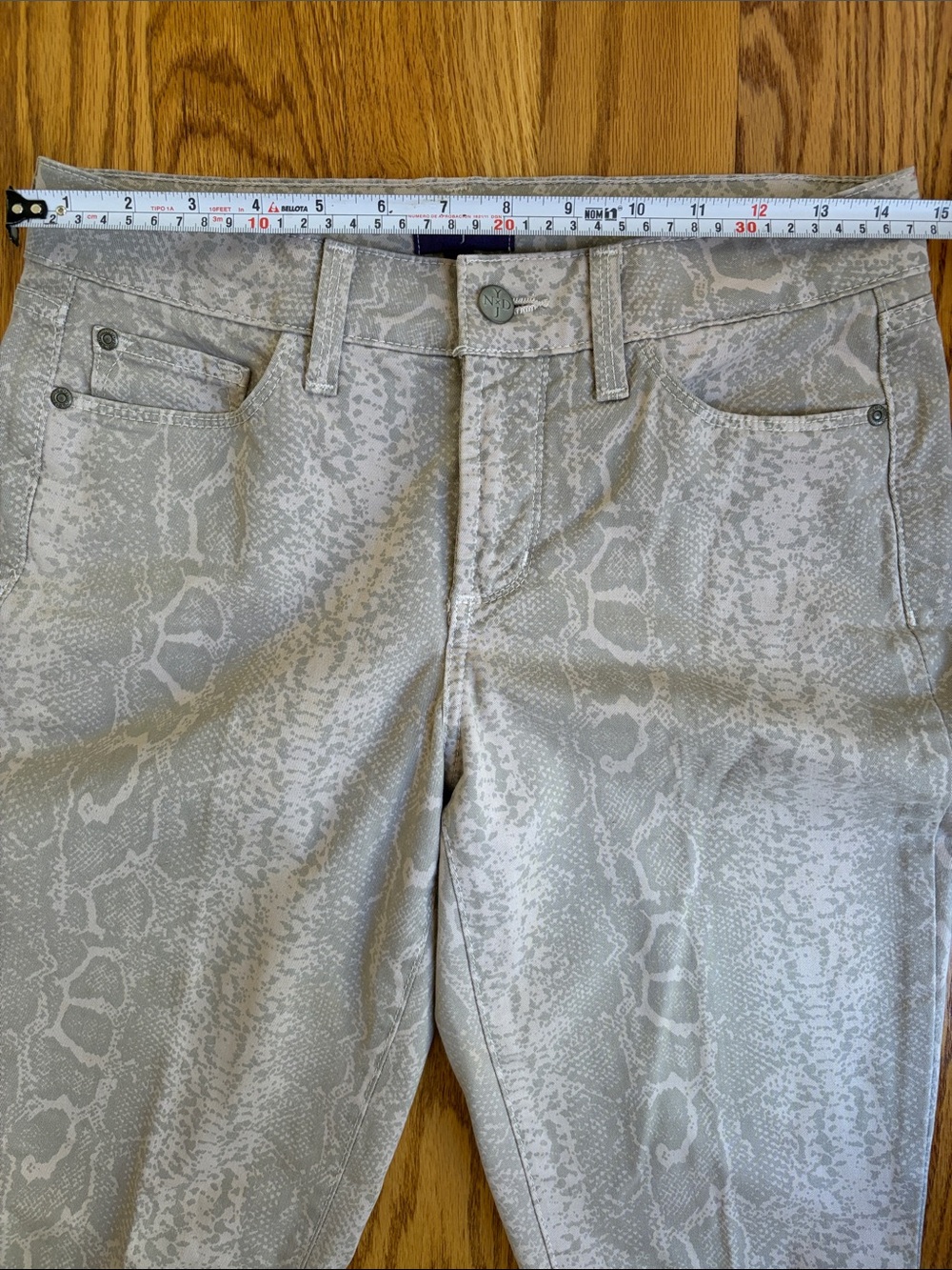 NYDJ Straight Leg Jeans in Light Snake Print - Cream/Gray. Size:2 - Picture 8 of 11
